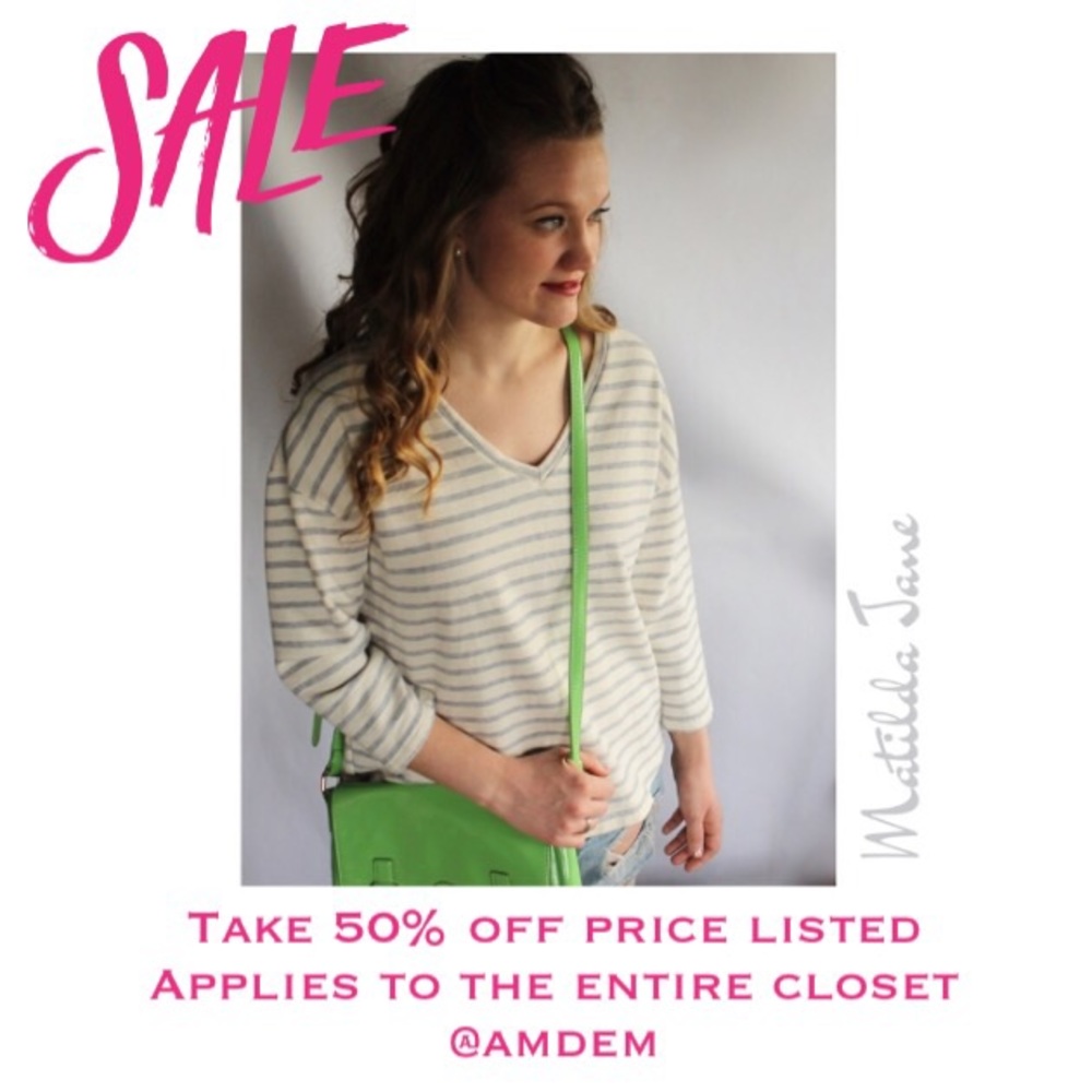 (Sz M) Matilda Jane Cream Gray V-Neck Sweatshirt